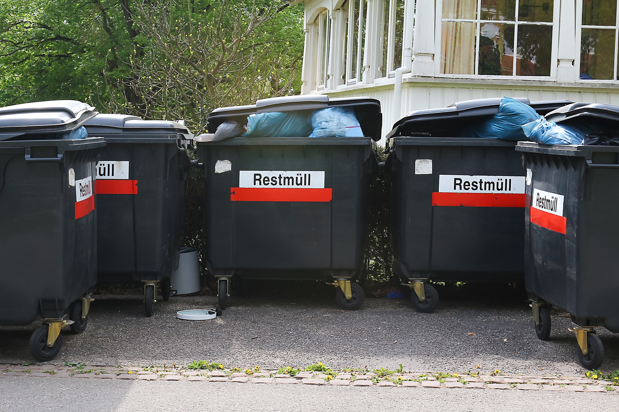 Große schwarze Mülltonnen für Restmüll