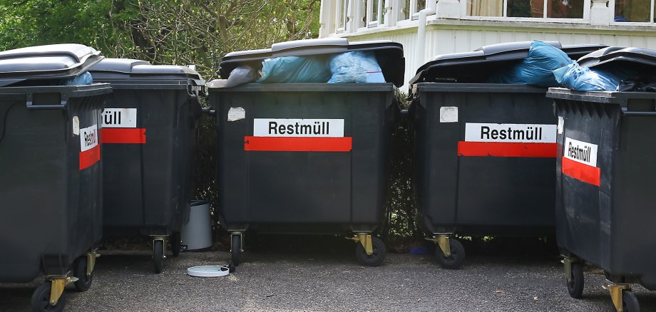 Große schwarze Mülltonnen für Restmüll