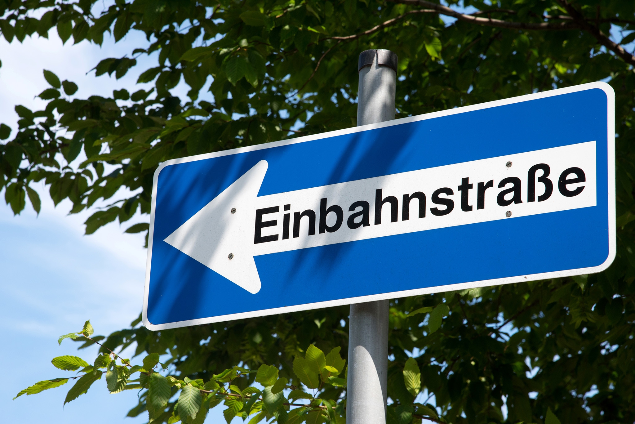 Ein Verkehrsschild mit dem Hinweis auf eine Einbahnstraße