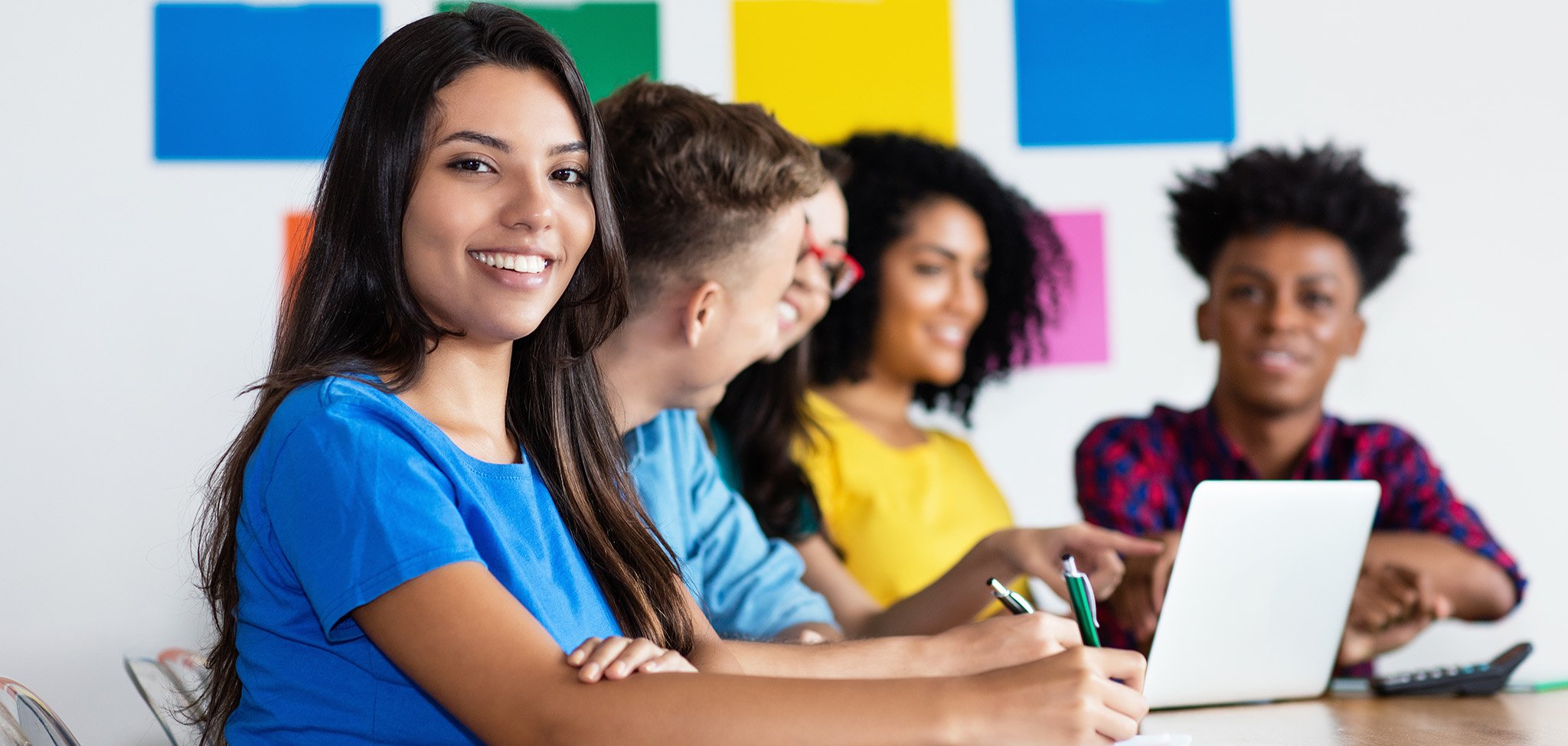 Junge sympathische Studentin aus Südamerika im Unterricht