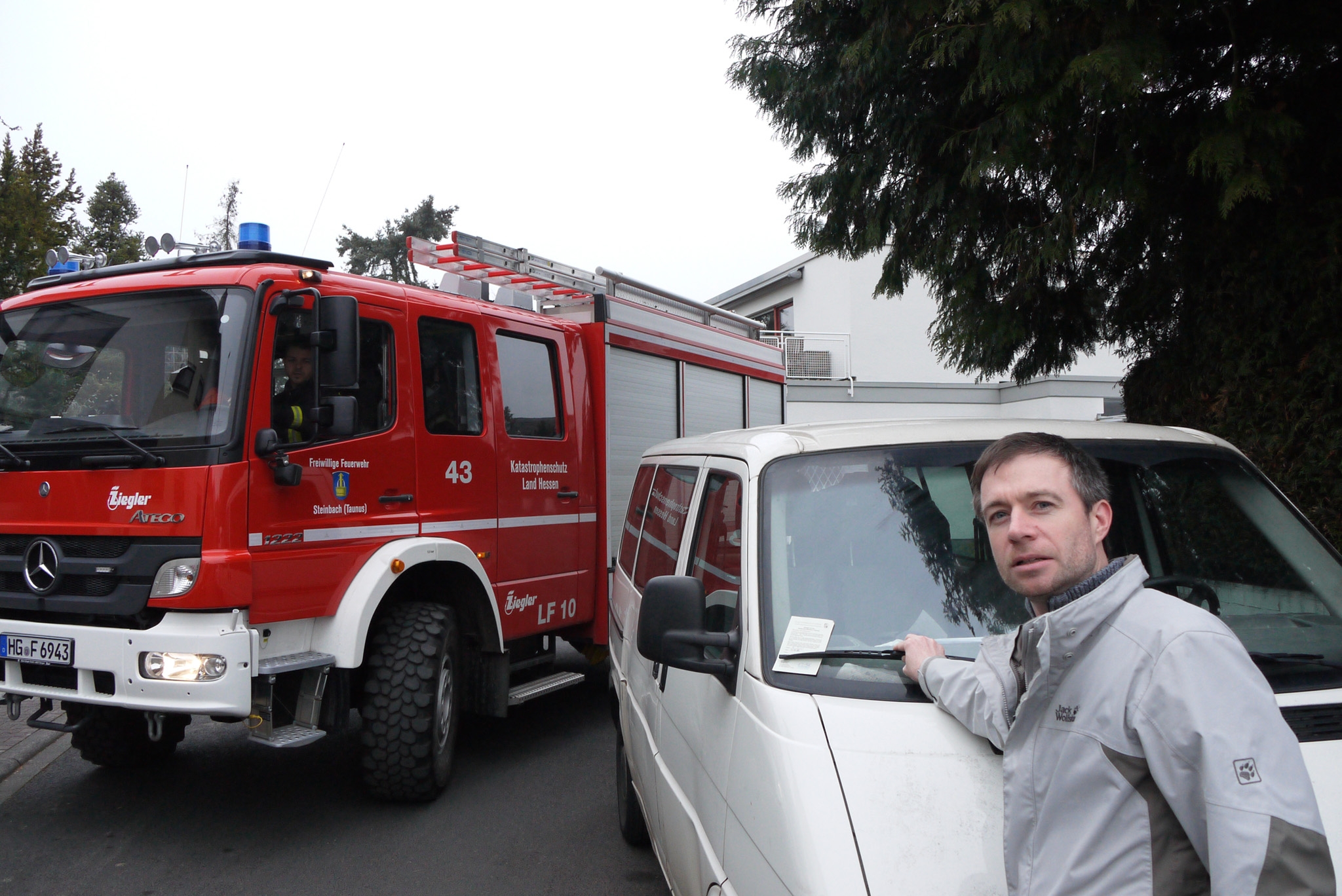 Bürgermeister Steffen Bonk stieg oft aus dem Feuerwehrfahrzeug