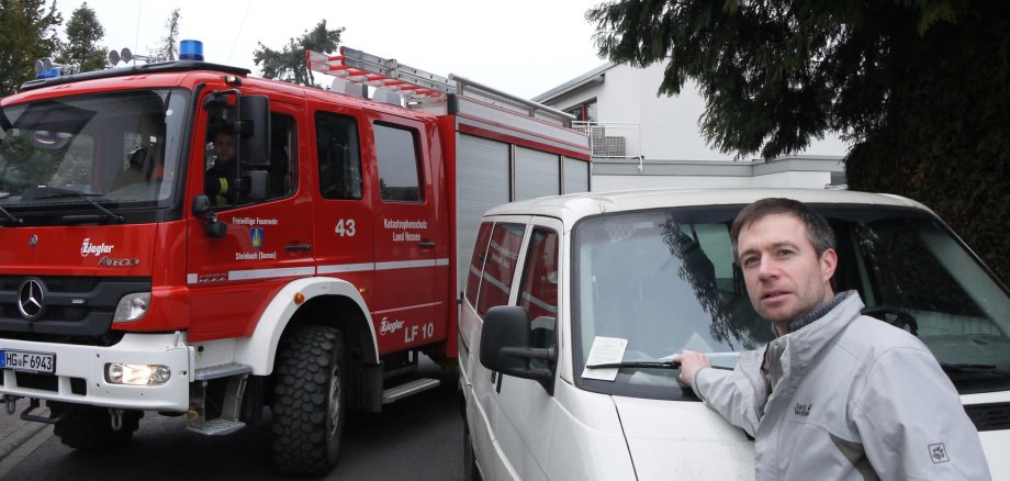 Bürgermeister Steffen Bonk stieg oft aus dem Feuerwehrfahrzeug