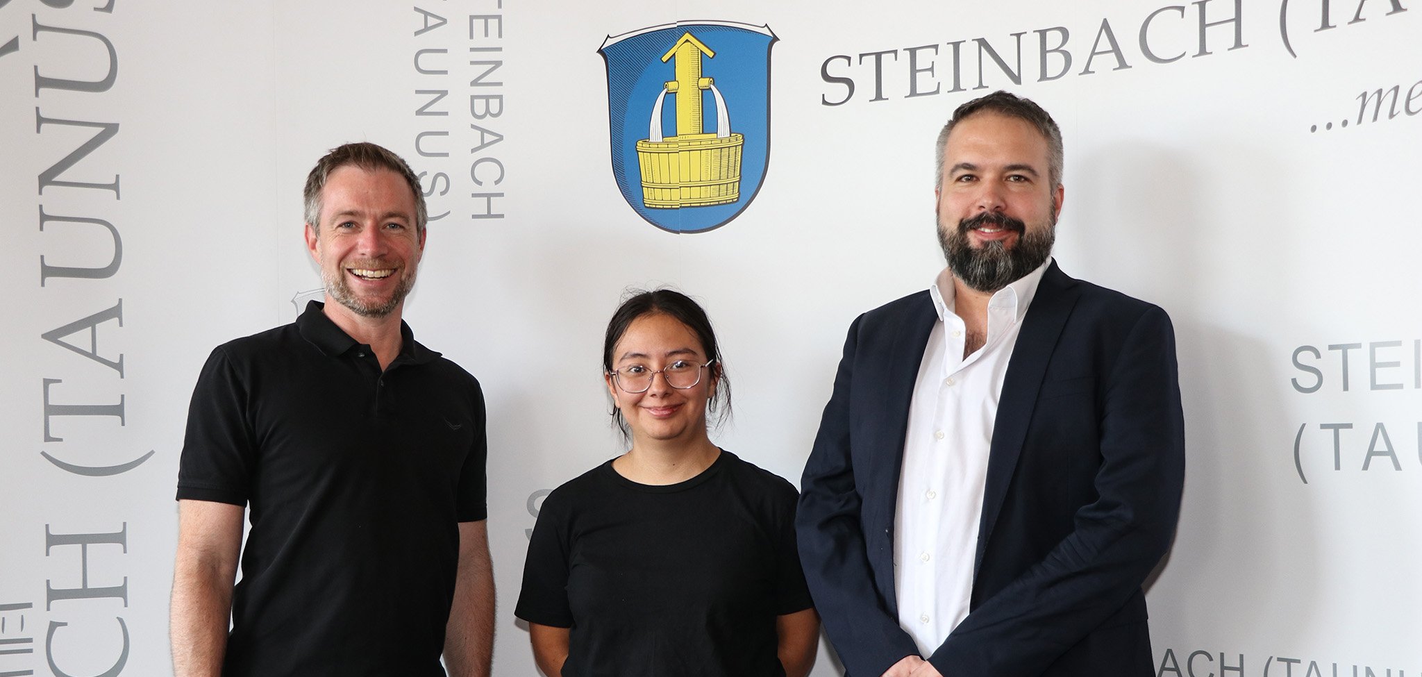 Von links: Bürgermeister Steffen Bonk, Verwaltungsfachangestellte Maria Paz Rempel und Ausbildungs- und Hauptamtsleiter Sebastian Köhler