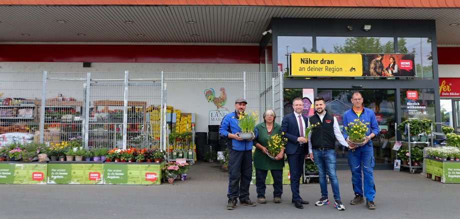 Von links: Gerti Lazaj und Christa Sieber vom städtischen Bauhof, Bürgermeister Steffen Bonk, Marktmanager Muris Basic und Mirco Wichter vom städtischen Bauhof.