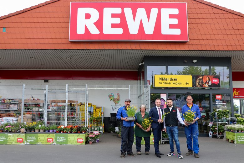 Von links: Gerti Lazaj und Christa Sieber vom städtischen Bauhof, Bürgermeister Steffen Bonk, Marktmanager Muris Basic und Mirco Wichter vom städtischen Bauhof.