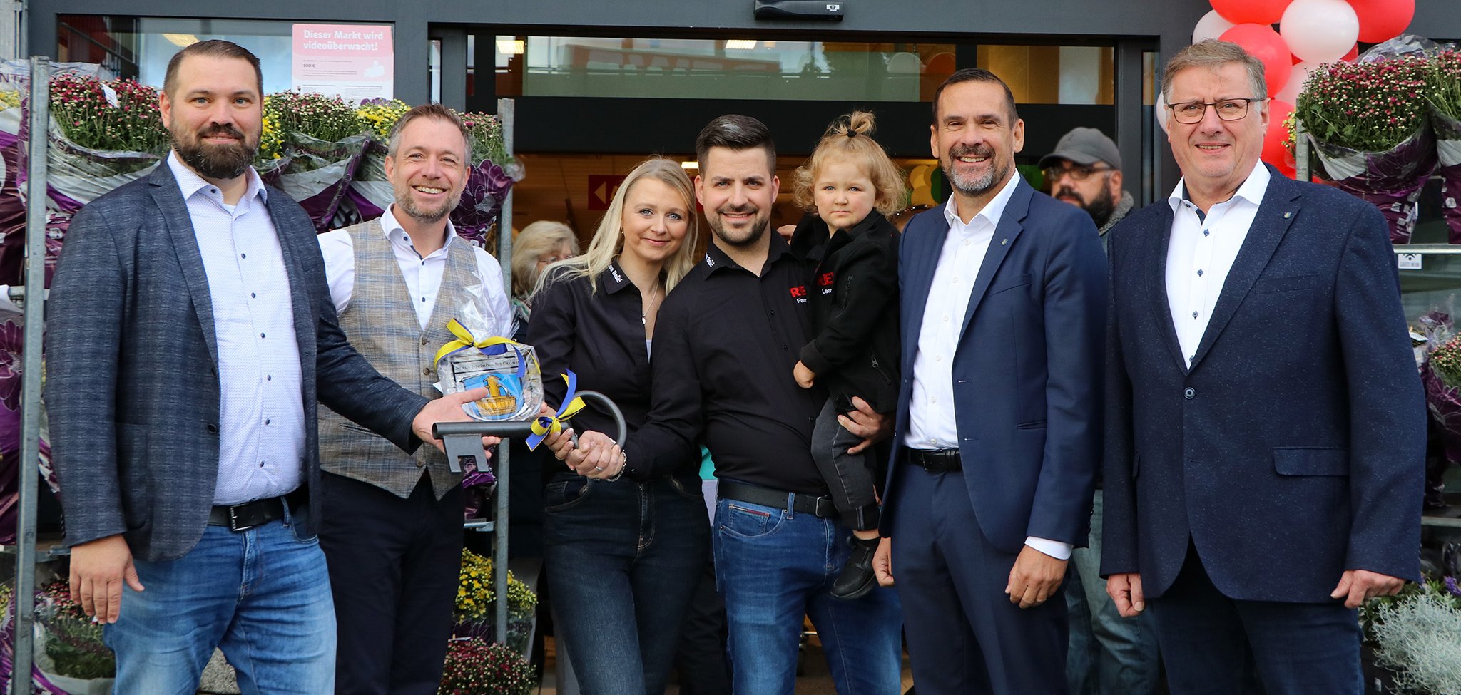 Von links: Thorsten Jerono, Gebietsmanager Vertrieb REWE, Bürgermeister Steffen Bonk, Lara und Muris Basic mit Sohn Leano, Kaufmann des REWE-Supermarkt in Steinbach, Erster Stadtrat Lars Knobloch und Walter Schütz, Vorsitzender des Gewerbevereins