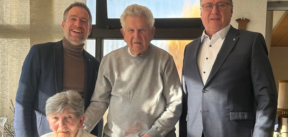 Von links: Bürgermeister Steffen Bonk, Jubilar Klaus Hering mit seiner Frau Marita und Walter Schütz, Erster Vorsitzender des Gewerbevereins