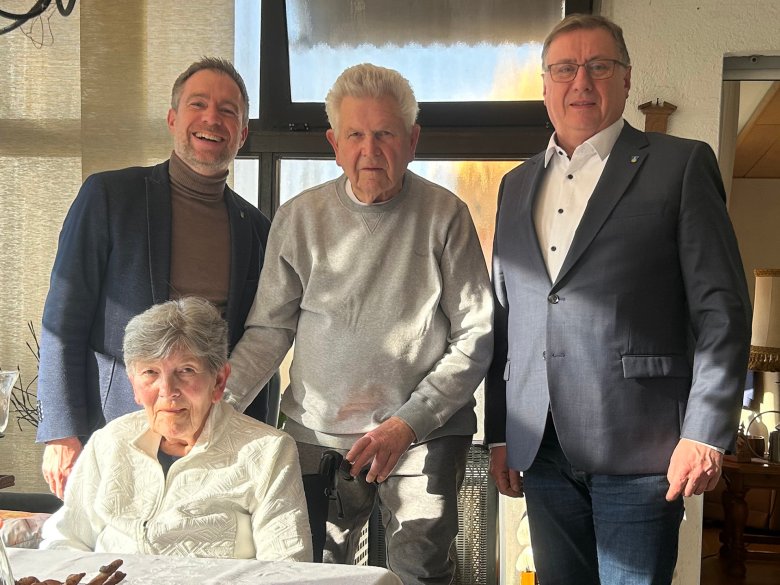 Von links: Bürgermeister Steffen Bonk, Jubilar Klaus Hering mit seiner Frau Marita und Walter Schütz, Erster Vorsitzender des Gewerbevereins