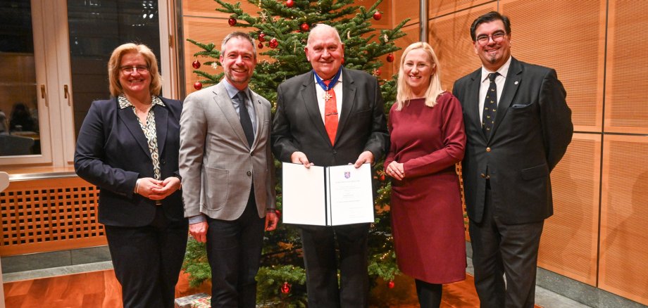 Hessischer Verdienstorden an Norbert Möller (mitte). Von links: Juliane Kuhlmann, Präsidentin des Landessportbund Hessen, Steinbachs Bürgermeister Steffen Bonk, Staatsministerin Diana Stolz und Kreistagsvorsitzender des Hochtaunuskreises, Renzo Sechi. Hessischer Verdienstorden an Norbert Möller (mitte). Von links: Juliane Kuhlmann, Präsidentin des Landessportbund Hessen, Steinbachs Bürgermeister Steffen Bonk, Staatsministerin Diana Stolz und Kreistagsvorsitzender des Hochtaunuskreises, Renzo Sechi.