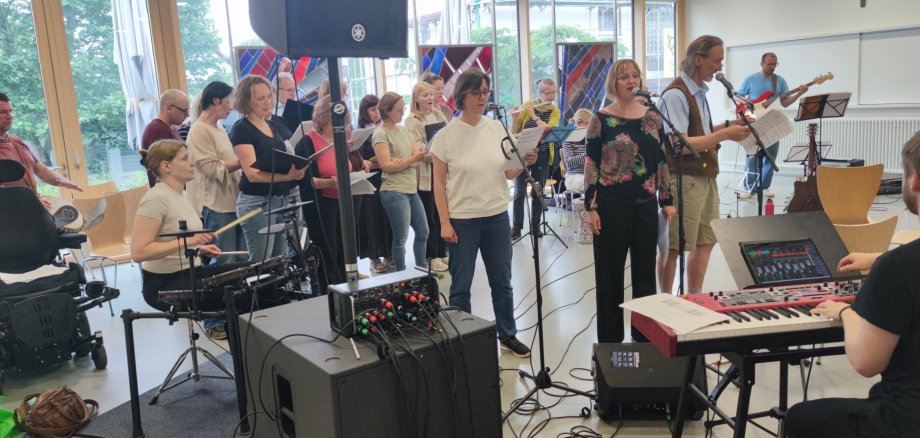 Let’s Make Music beim Proben im Saal der katholischen St. Bonifatiusgemeinde Let’s Make Music beim Proben im Saal der katholischen St. Bonifatiusgemeinde