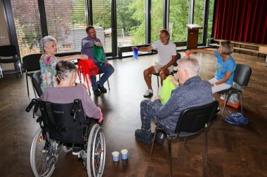 Im Uhrzeigersinn: Anja Schreher, Leiterin der Gruppe MOMENT! von der ökomenischen Diakoniestation Kronberg+Steinbach, Klaus und Maria Hering, Ilse Meyer, Alexander Petermann von der ökomenischen Diakoniestation Kronberg+Steinbach und ehrenamtlicher Helfer von MOMENT! Jürgen Fritz. Im Uhrzeigersinn: Anja Schreher, Leiterin der Gruppe MOMENT! von der ökomenischen Diakoniestation Kronberg+Steinbach, Klaus und Maria Hering, Ilse Meyer, Alexander Petermann von der ökomenischen Diakoniestation Kronberg+Steinbach und ehrenamtlicher Helfer von MOMENT! Jürgen Fritz.