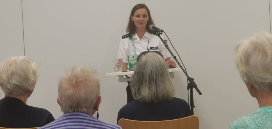 Polizeihauptkommissarin Ina Selzer informierte über
Straftaten zum Nachteil älterer Menschen Polizeihauptkommissarin Ina Selzer informierte über
Straftaten zum Nachteil älterer Menschen