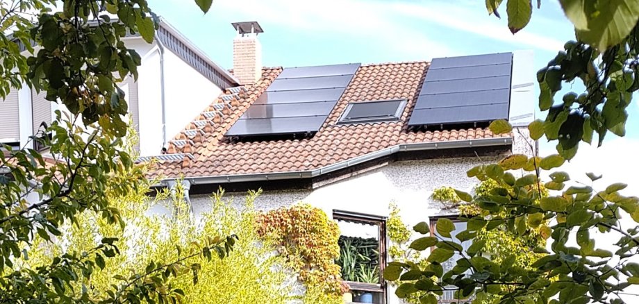 Neu errichtete PV-Anlage in Steinbach (Juli 2026) mit Balkonkraftwerk. Neu errichtete PV-Anlage in Steinbach (Juli 2026) mit Balkonkraftwerk.
