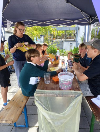 Spannende Fragen für die Stadtrallyeteilnehmer – hier am Stand der ev. Gemeinde. Spannende Fragen für die Stadtrallyeteilnehmer – hier am Stand der ev. Gemeinde.