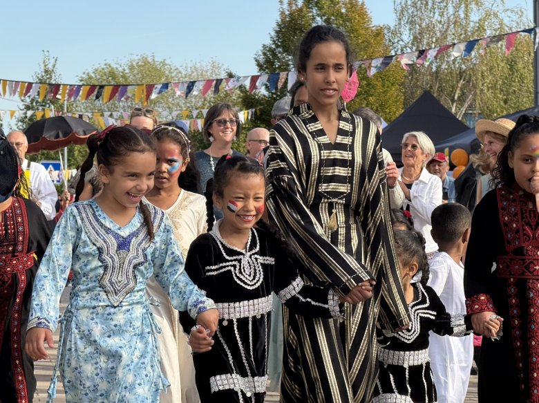 Kinder und Erwachsene in individuellen Festtagsgewändern und mit viel Spaß dabei. Kinder und Erwachsene in individuellen Festtagsgewändern und mit viel Spaß dabei.